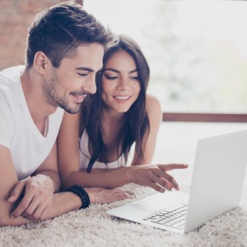 young couple watching netflix on laptop vpn services